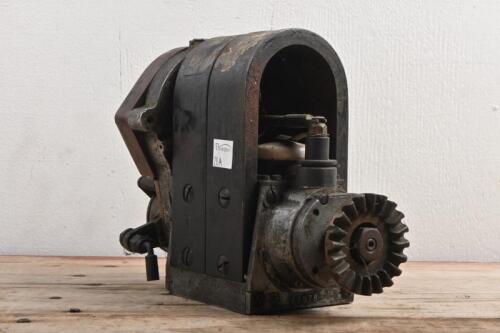 MAGNETO: A early veteran American Bosch magneto DU4 ED 18