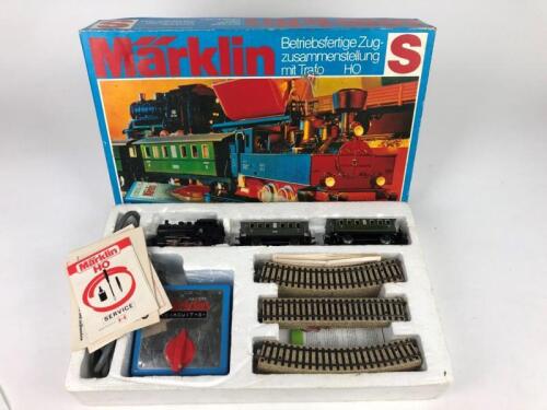 MARKLIN: A Marklin 2924 (2920) passenger starter set, boxed