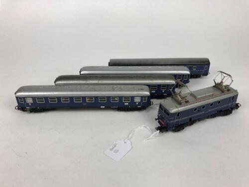 MARKLIN: A Marklin 3013 SEH800 0-4-4-0 Western Europe express train and four coaches