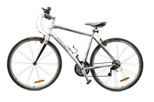 A Trek 7.5 FX&nbsp;mens road bike in white with shimano&nbsp;gears and pedals