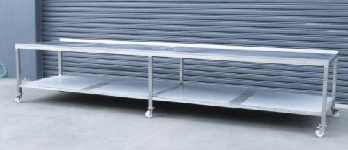 A high grade rollable&nbsp;double tear&nbsp;stainless steel industrial cooking bench, table measures 488.5cm long