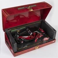 BMW 327: A&nbsp;1:18 scale 1937&nbsp;BMW 327&nbsp;coupe&nbsp;model finished in two tone black and red paintwork