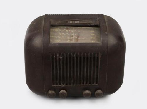 RADIO: A 'Kriesler' toaster brown Bakelite mantle radio, 23cm high, 29cm wide