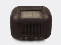 RADIO: A 'Kriesler' toaster brown Bakelite mantle&nbsp;radio, 23cm high, 29cm wide