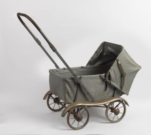 DOLLS PRAM: A 1950s vintage dolls pram