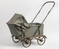 DOLLS PRAM: A 1950s vintage dolls pram - 2
