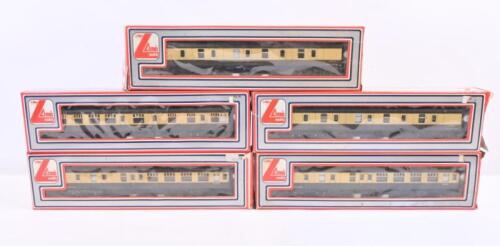MODEL RAILWAY: A collection of 5 LIMA carriages numbered 'W24528' 'W24680' 'W24760', each boxed.