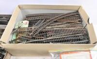 MODEL RAILWAY: A collection of 'Hornby' and 'Tri-Ang'&nbsp;'Dublo' track side items including boxed platform, signals and track. - 4