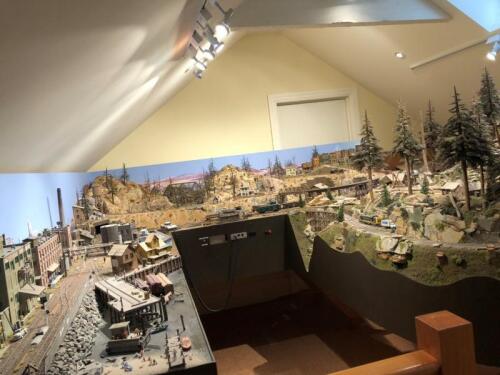 LAYOUT: An impressive digital H0 gauge model railroad layout of a circa 1950s style American scene (click for important information for bidders &ndash; immediate pickup from Melbourne only)