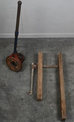 PIPE THREADER: A vintage Ridgid pipe threader for 1" to 2" pipe No65-R with large agriculture vice