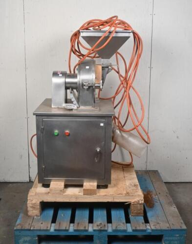 GRINDER: A Daribo grinder model no. DRB-200B 3 phase, 4kw.