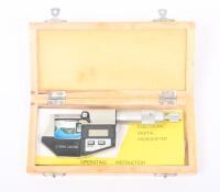 MICROMETER: An 0-25mm electronic digital micrometer with&nbsp;case. Takes button battery. Tested in working order
