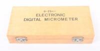 MICROMETER: An 0-25mm electronic digital micrometer with&nbsp;case. Takes button battery. Tested in working order - 2