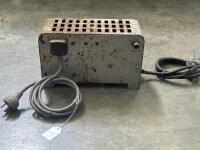 CHIEFTAIN: A vintage Chieftain automatic battery charger, manufactured by Motor Spares LTD - 2