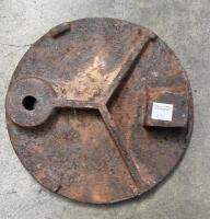 SHELL: A early Shell cast metal petrol station tank cover featuring embossed Shell. - 2