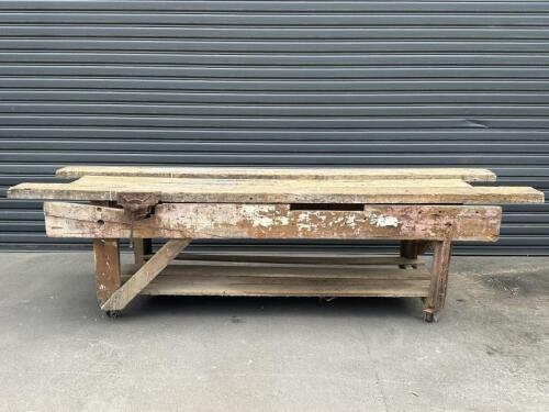 WORKERS BENCH: A large vintage wooden workers bench with Dawn No.8 vice. Bench approx 317cm wide, 96cm deep, 87cm high.