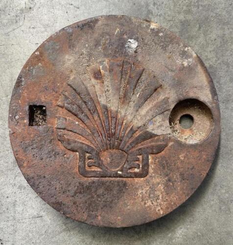 SHELL: A early Shell cast metal petrol station tank cover featuring embossed Shell.