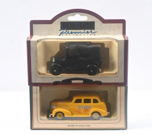 426 · LLEDO DAYS GONE TAXIS: Set of 2 1:64 scale Lledo Days Gone Collection Taxis, 1 1939 Chevrolet Yellow Cab, and 1 Black 1933 Austin, both clear display boxed.