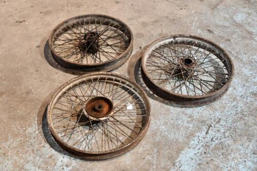 328 · WHEELS: Three 19" wheels, undetermined make and model [Sydney]
