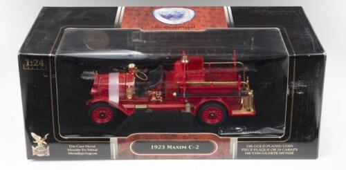 196 · FIRE FIGHTERS: 1:24 Yat Ming Signature Series Randolph FD 1923 Maxim C2 Fire Engine, C of A, boxed.