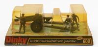 HOWITZER GUN CREW: A Dinky Toys No. 609 U.S.105mm Howitzer with gun crew, also with plastic missiles,&nbsp;in original plastic bubble packaging