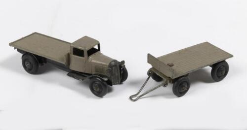 DINKY TOYS OPEN BED LORRY: A Dinky Toys open bed lorry with trailer, both painted grey, made in England, Liverpool, Meccano ltd
