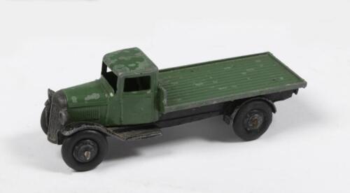 DINKY TOYS OPEN BED LORRY: A Dinky Toys open bed lorry with trailer, both painted green, made in England, Liverpool, Meccano ltd