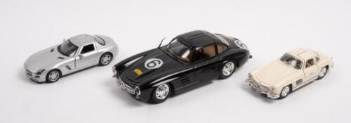 MERCEDES-BENZ: Three Mercedes-Benz models including a 1:24 scale CB.300SL Gullwing, a 1:36 KINSMART 1954 300SL Gullwing and a 1:36 scale KiNSMART SLS AMG, in good condition.
