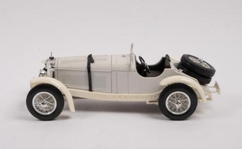 MERCEDES-BENZ: A 1:18 scale Burago 1931 Mercedes-Benz SSKL model