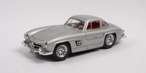 MERCEDES-BENZ: A 1:18 scale Bburago 1954 Mercedes-Benz 300 SL model