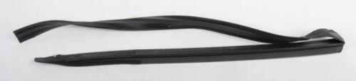 A PILLAR RUBBER SEAL (1076900897): An a pillar rubber seal to suit an r107