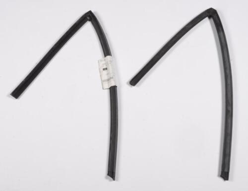 R107 SL: A Mercedes Benz weatherstrip for hardtop, suited to R107 SL, (1077200678)