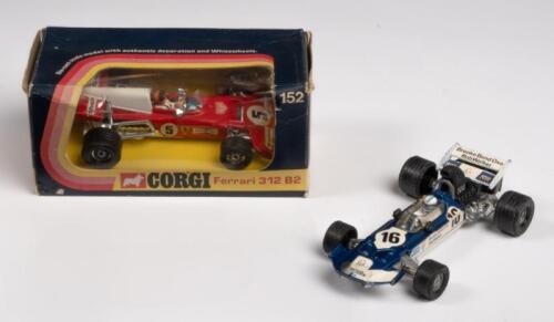 CORGI TOYS: Two circa 1970s Corgi Toys Formula One models, a boxed Corgi No.152 Ferrari 312 B2, some wear to box and an unboxed Corgi No.150 Surtees T.S.9