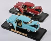 STUDEBAKER: Two 1:18 scale Road Signature Deluxe Edition 1950 Studebaker Champion, red/blue, in fitted window box - 3