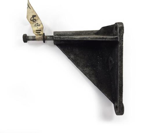 V8: V8 Alternator bracket