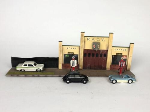 DIORAMA: A contemporary David W.Baker 1950's - 1960's style garage in 1:43 scale, with models