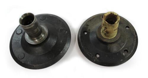DBSV8/AMV8: One pair of rear hub assemblies. One with studs, one without studs.