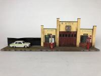 DIORAMA: A contemporary David W.Baker 1950's - 1960's style garage in 1:43 scale, with models - 3