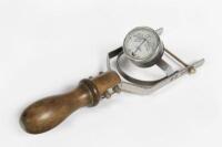 CELL&nbsp;TESTER: An early lead acid battery cell tester&nbsp;with handle, in good condition, approximately 32 cm long&nbsp;
