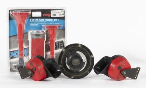 HORNS: A mixed group of car horns, includes an early Bosch horn, a still sealed twin air horn kit and a pair of Italian made horns