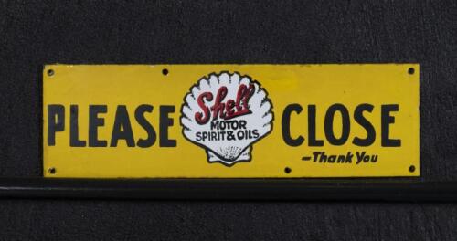 SHELL: A modern reproduction enamel 'Shell Motor Spirit&nbsp;and Oils&nbsp;PLEASE CLOSE -&nbsp;Thank You' gate sign, 10cm high, 33cm wide.