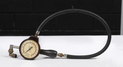 MICHELIN: A circa 1930s Michelin 'Daira' 6.5cm bakelite tyre pressure gauge with hose and fitting