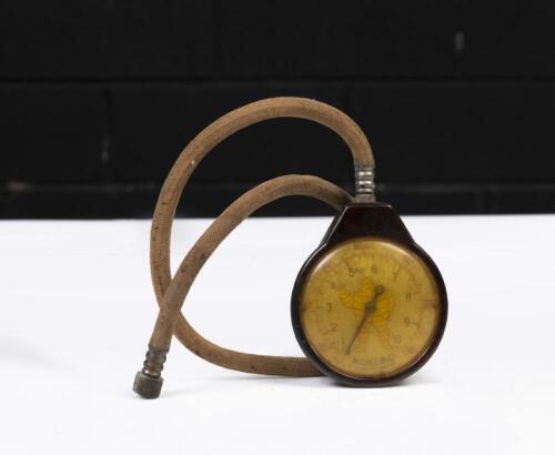 MICHELIN: A circa 1920s or 1930s Michelin Clermont-Ferrand 7cm tyre pressure gauge, with hose and tyre&nbsp;fitting