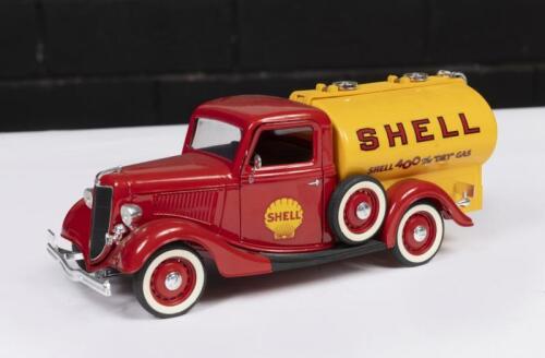 SHELL: A Solido, 1:19 scale 1936 Ford V8 Shell tanker with tank displaying 'Shell 400 The Dry Gas'