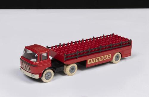 MINATURES: An early 1960s Minatures Lyon, 1:43 scale, made in France, Berliot truck with Antargaz open trailer & bottles