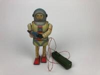 EARTH MAN ROBOT: A 1950s Earth Man Tin Robot by TN Nomura (Japan). Battery operated - 4