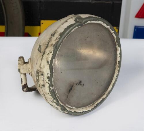 SPOTLIGHT: A large vintage/veteran vehicle spotlight with mounting bracket, approx 23cm diameter across face