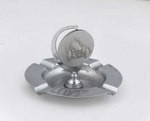 ASH TRAY: An interesting ash tray with small rotating coin trophy in centre