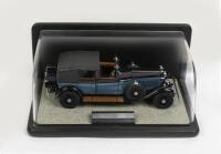 ROLLS-ROYCE: A highly detailed Franklin Mint, 1:24 scale, 1929&nbsp;Rolls-Royce Phantom I, with opening parts in special display case with nameplate
