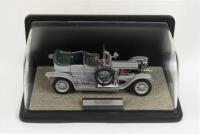 ROLLS-ROYCE: A highly detailed Franklin Mint, 1:24 scale, 1907 Rolls-Royce Silver Ghost, with opening parts in special display case with nameplate